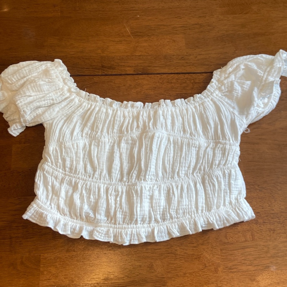 Cute white cropped scrunched crop top